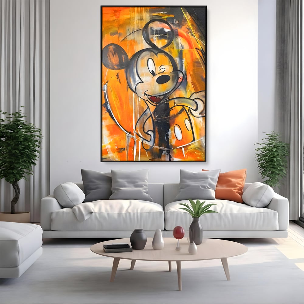 Tablou canvas cu tablou canvas cu mickey mouse, in rama de aluminiu negru, pe perete intr-un living